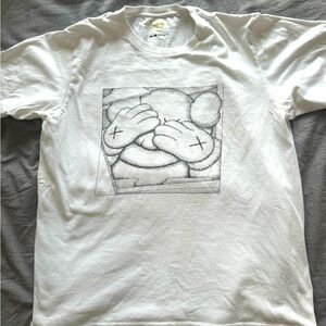 KAWS X UNIQLO CHUM WHITE TEE MEN’S SIZE XLARGE SS16